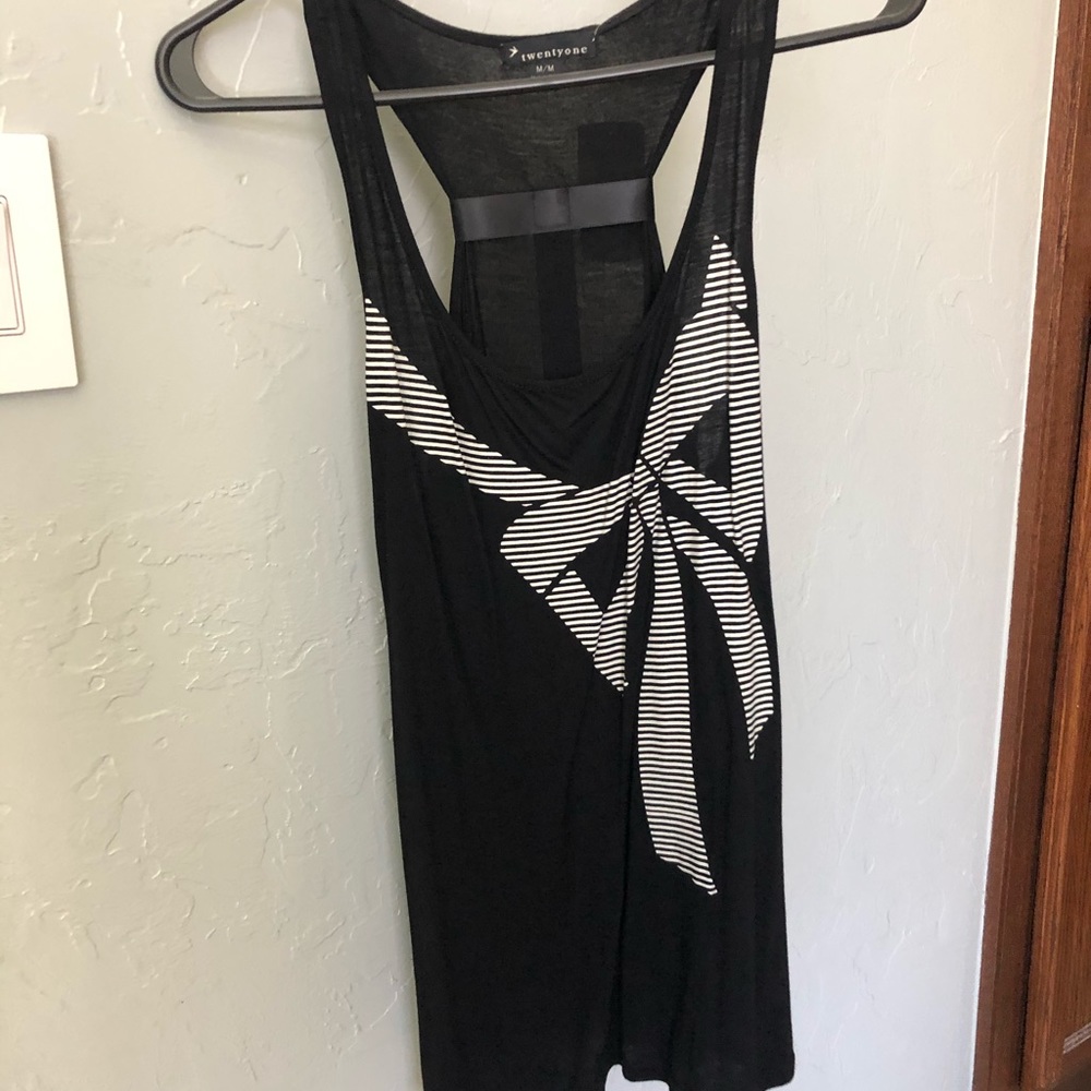 2/$6
3/$10 NWT tank w/ribbon bow on the back